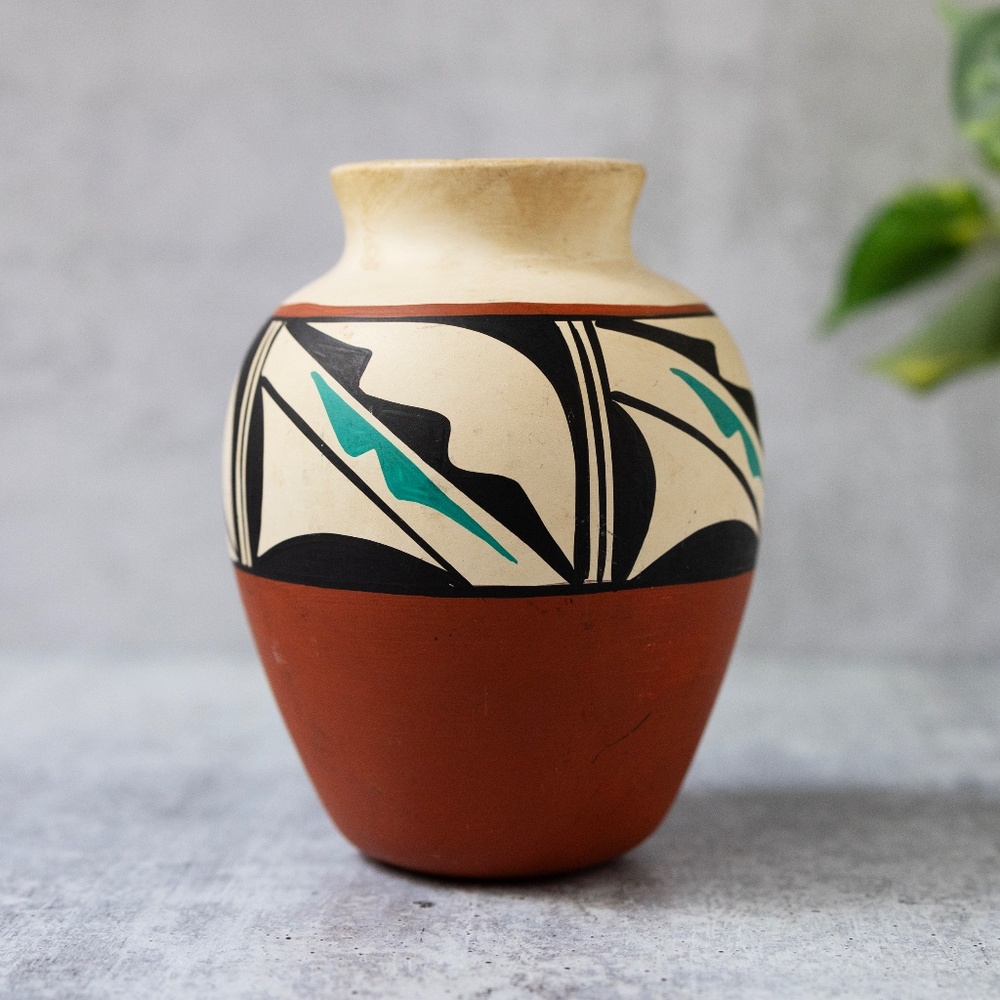 L. Toya Jemez Pueblo New Mexico Signed Native American Southwest Pottery Vase 6"